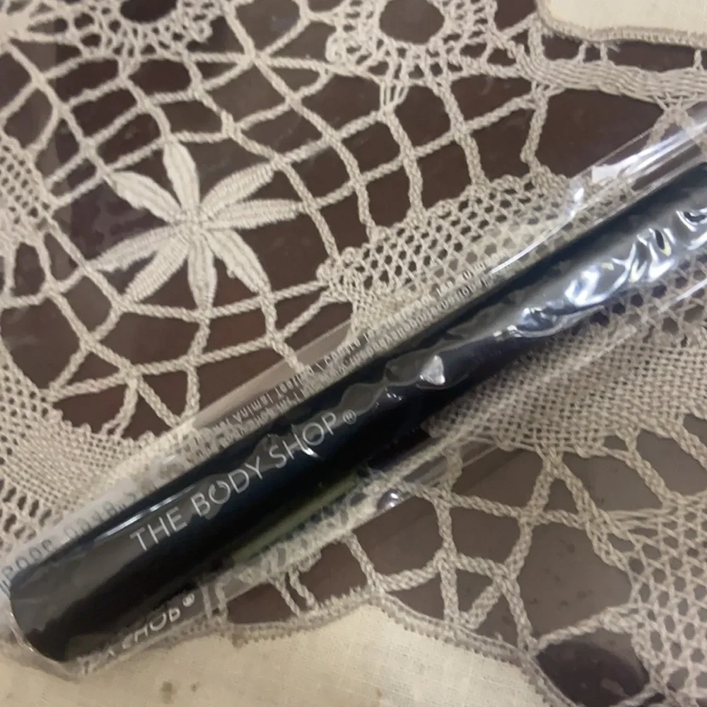The Body Shop Eyeshadow Blender Brush NEW IN PACKAGE
